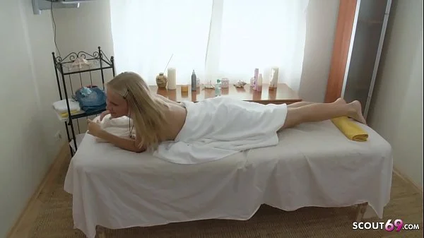 SCHLANKES TEEN HAILEY VOM MASSEUR BEI MASSAGE GEFICKT