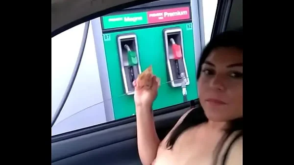 Cargando gasolina la puta de Alexxxa Milf con las tetas de fuera