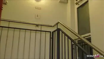 Nymphomanin Ehefrau fickt Schwarzen im Hausflur Deutsch - German Milf