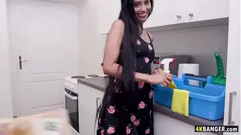 Andreina Deluxe chose the best house to clean because now she can clean a Dong As Well