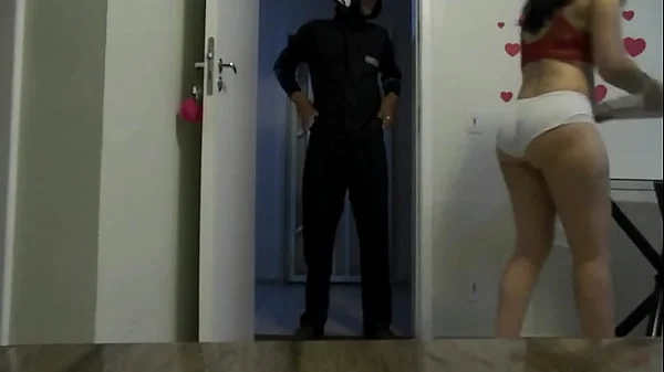 Esposa atendendo entregador de pizza