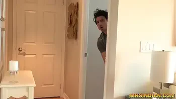 दाई मां को पलंग के नीचे फसाया और उसकी गांड और भोसडा चोद दिया