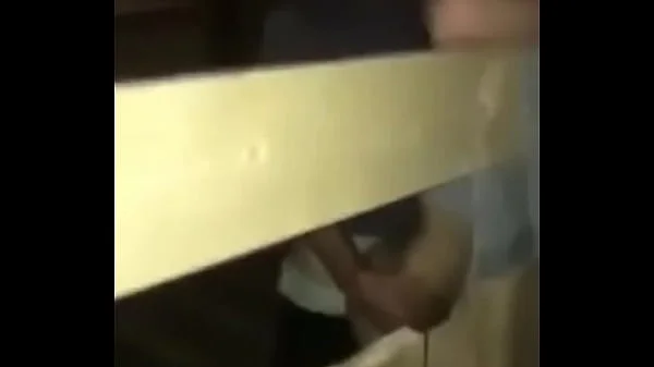 pareja difurtando en un establo al aire libre