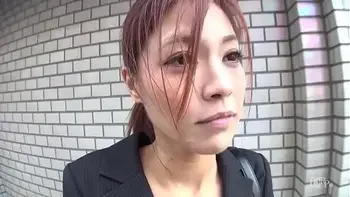 同僚と社内恋愛中の美人営業が男性の年配の顧客が多いので枕営業をしている疑いがあり問いただしてみたら白状したので家に誘って秘密にしておくことを引き換えに中出しさせてもらいました！　一ノ瀬蘭　1