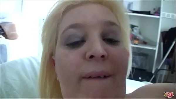 La vecina gordita me enseña sus tetas enormes y su culazo