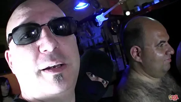 Una holandesa quiere bañarse en lefa española   Bukkake