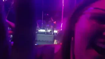 Hotwife foi sozinha na casa de swing e deixou o cuckold em casa, transou com o solteiro e depois deu para o marido