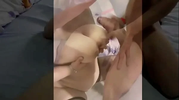 Gangbang para mi esposa en un hotel. Nos la follamos entre 3. Se corrió muy a gusto. Doble penetración.