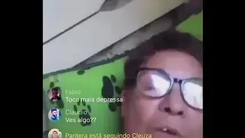 Velha mostrando o peito e passando a mão na xota na live