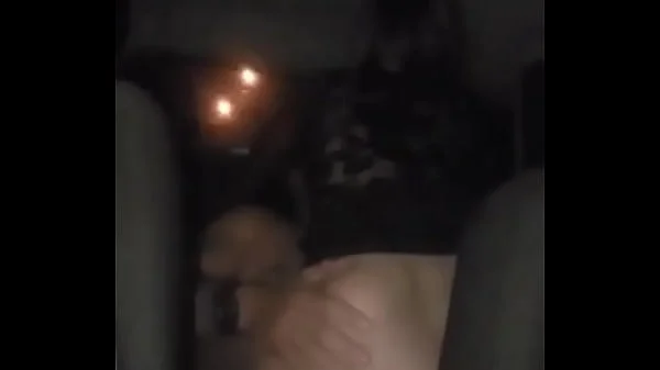 Marido dirigindo esposa sentando no dotado PODEROSO no banco de trás do carro pelas ruas da cidade