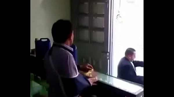 mamada rapida detras del mostrador