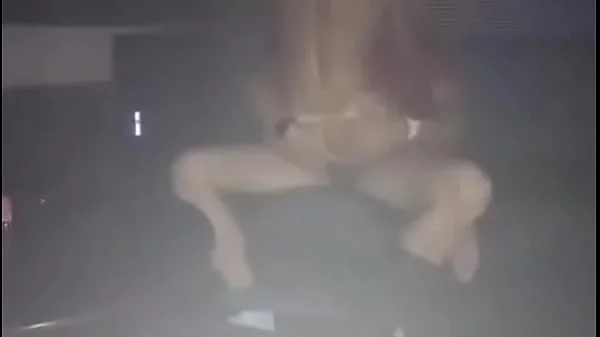 Esposa putinha na BALADA LIBERAL, transando no camarote com novinho. Depois foi pegar uma bebida no bar outro amigo pegou ela apoiada no balcão do bar. Cornodapimenta filmando tudo.