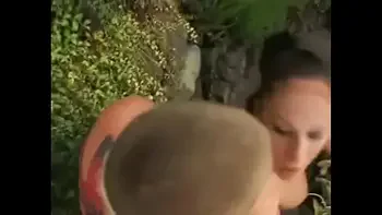 Gianna Michaels follando en escaleras al aire libre