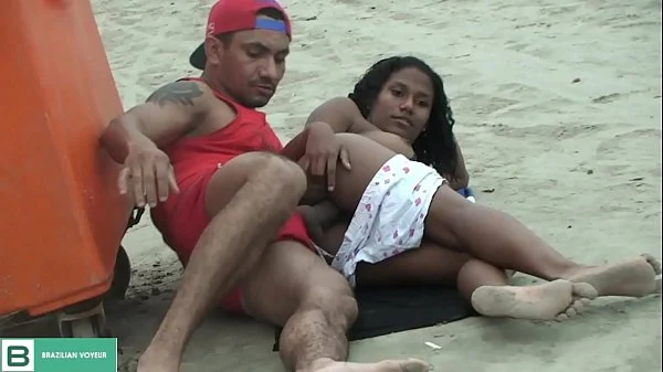 Casal transando na areia da praia de Fortaleza Ceará. ( Vídeo completo no xvideos red )