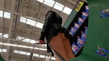 Puse una camara en el carrito del super y grabe una culona sin bragas, el mejor UPSKIRT que veras hoy en HD y no mamadas