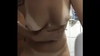 Novinha se tocando no banho