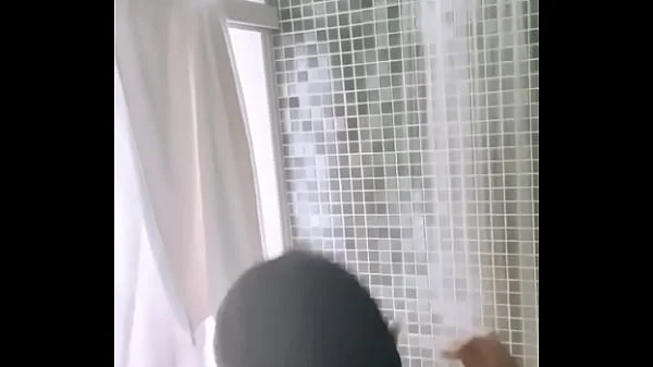 Anitta Vaza Seios Enquanto Toma Banho