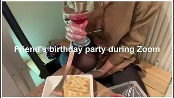 スームて友達の誕生日会中尿意を催しハレないように少しすつおもらしするも