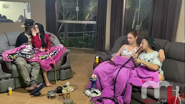 O anão adormeceu e sua namorada acabou caindo na putaria e deu a bucetinha para o pau preto grande. (AMOR E SEXO - Karen Oliver - Pistolinha Ator - Casal Porra Loka)
