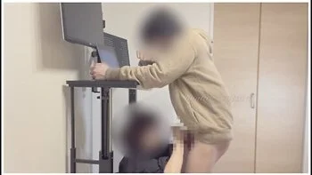 こっそりフェラ抜き仕事のミーtィンク中に痴女な彼女かいきなりフェラしてきて我慢てきすに大量射精してしまった