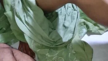 Desi Bhabhi in Green Sari Hot Fuck with Gini272 - Indian Teen Homemade MMS