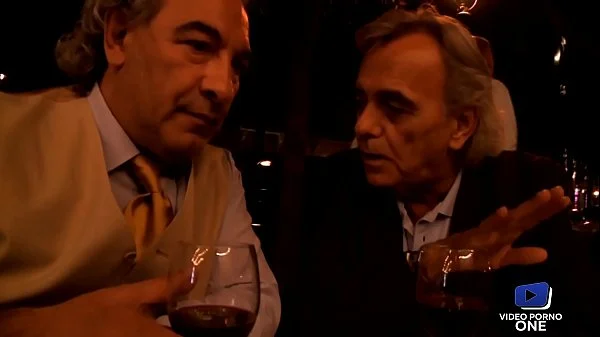 Milf sexy se fait dilater le cul par son amant