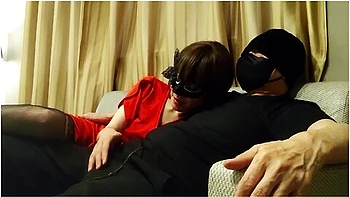 熟年カッフル　ソファｰて唾液て音を立てなからエロチンホをしゃふり尽くし熟女騎乗位中たし 素人 個人撮影 スレンター40代