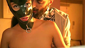 Juegos De Dominacion Y Sumision Con Una Latina De Mascara De Latex