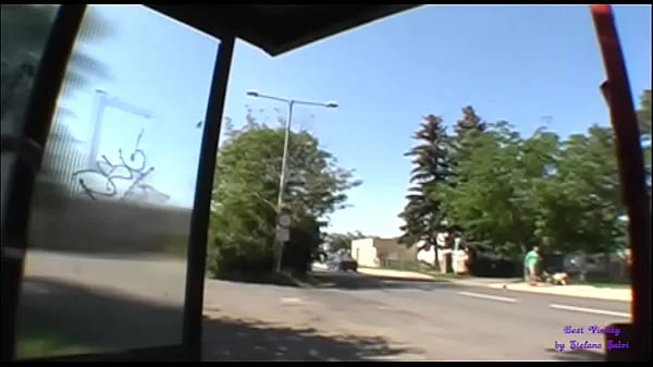 Bionda in attesa dell'autobus si fa scopare la bocca e la fica