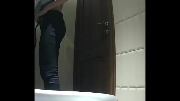 Girls and women show their shaved pussies in the toilet (MOV 98)