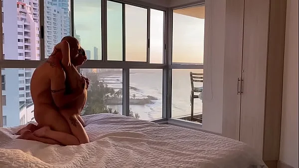 Couple amateur exhibe leur baise torride aux fenêtres de leur chambre d’hôtel en Colombie