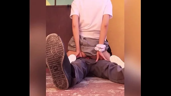 Haciendo Su PRIMER SEXO ANAL RAPIDITO en PUBLICO!! Estudiantes Mexicanos INTENTANDO Meterla por el CULO Incomodo por PRIMERA VEZ Atrás de los SALONES sin Condon! Pelón Pelón!