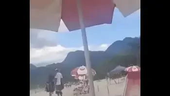 Luna Oliveira mostra a buceta e ganha uma bela chupada na praia