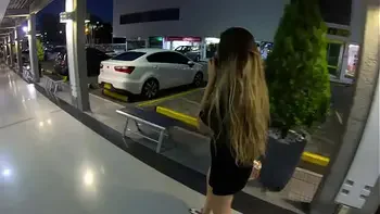 Sara Blonde caminando por el centro comercial en Bucaramanga con el lovense lush activado