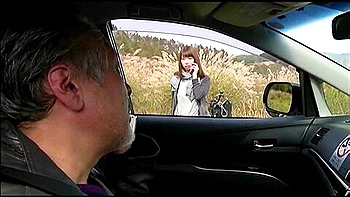 02B2023-A beautiful woman having an affair with a middle-aged man in the ruins in the grassland