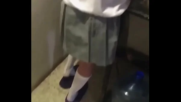 a mi MEDIA-HERMANA LAVANDO los TRASTES y Aprovecho para COGER Mientras no Hay NADIE en CASA! COGIENDO con mi LINDA Media-Hermana ESTUDIANTE Cuando llega de la ESCUELA Mientras Está LAVANDO los TRASTES, Aprovecho que Estamos SOLOS !