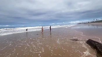 Loira Luxx And Morena Gostosa - Fudendo A Na Praia De Copacabana Com Todo Mundo Olhando