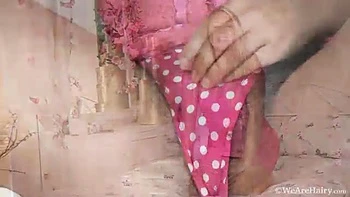 Elle MacQueen strips in bed and shows hairy pussy - WeAreHairy