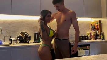 Yasmina Khan Recibe Una Polla Enorme En La Cocina Y La Revientan El Culo Contra La Encimera Arabe De Tetas Y Culo Enorme