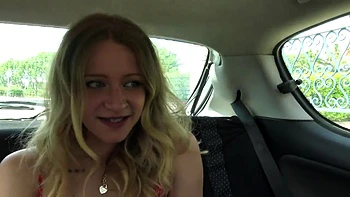 In the middle of the runway, Lily, 32, is beaming! - Jacquie et Michel TV