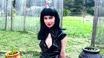 Cherry gives us the keys to Budapest ... - Jacquie et Michel TV