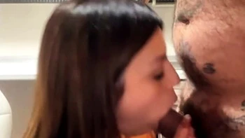 jeune etrangere tire une pipe de reve