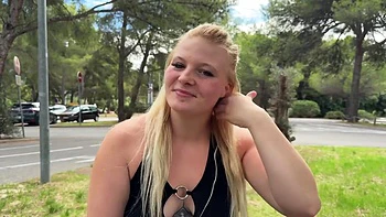 Queen, 20 years old, sublime beginner in X! - Jacquie et Michel TV