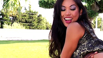 Naomi, 31, enjoys the jacuzzi! - Jacquie et Michel TV