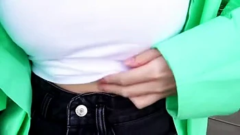 ボブショートヘア美女が舌先で亀頭チロチロフェラ、M字開脚でバイブオナニー