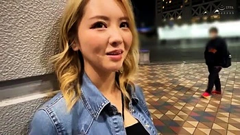 タトゥー入りの金髪美形ギャルが拘束M字開脚でバイブでオマンコ責めされる