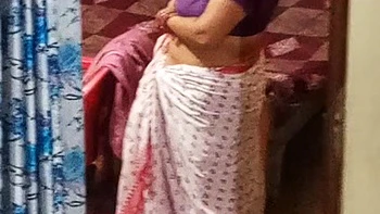 Aunty caught red handed on camera while changing dress.