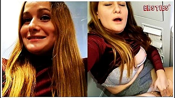 Sally B Masturbiert Auf Der Flugzeugtoilette