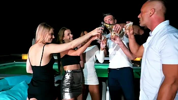 Lavyana has two experiences in one! - Jacquie et Michel TV