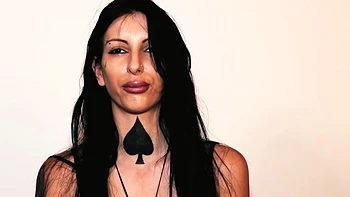 Tiffany takes care of the customers... - Jacquie et Michel TV